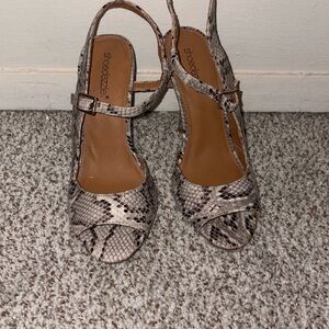 New Shoe Dazzle Snake skin sandals
